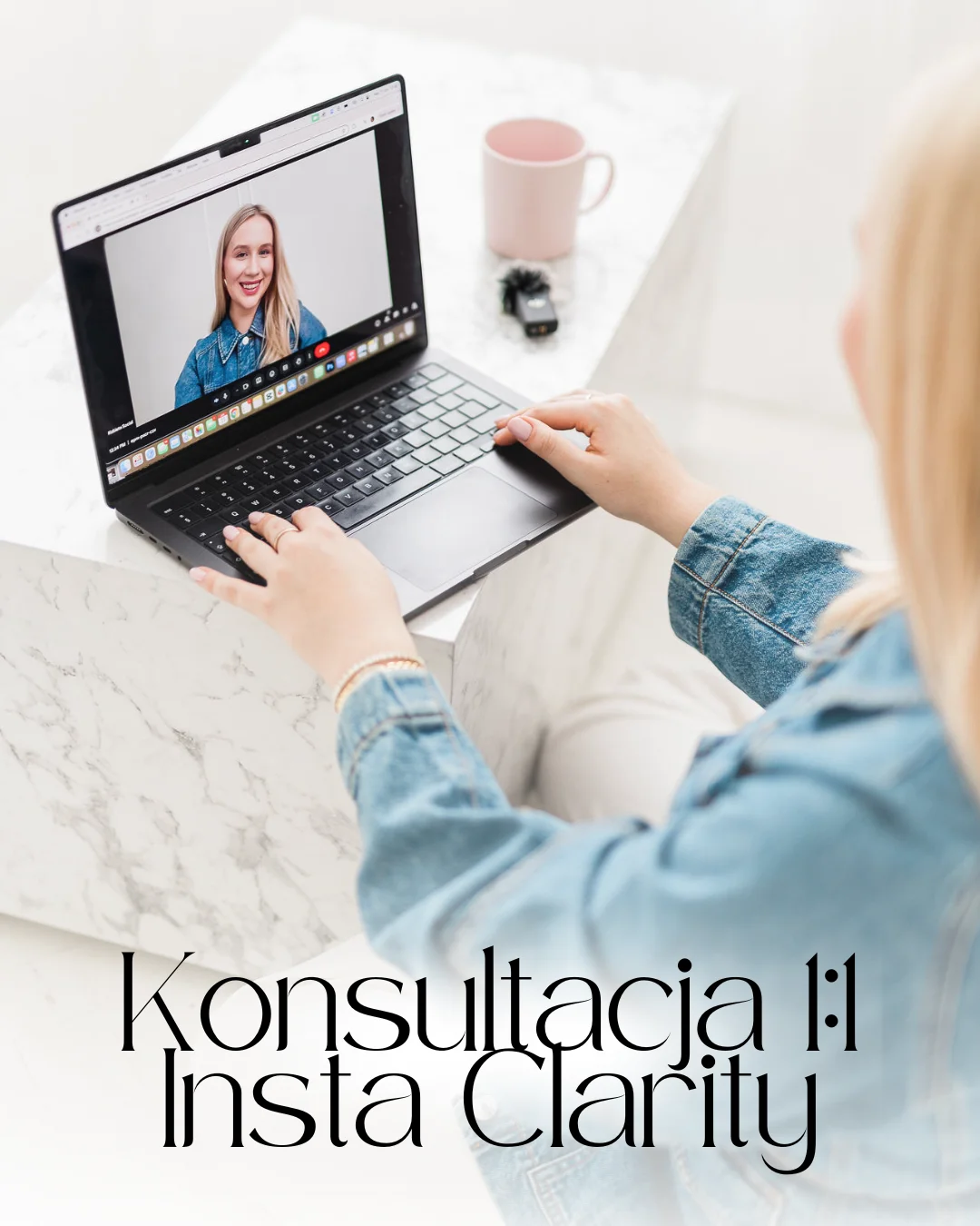 Ujęcie młodej kobiety o blond włosach siedzącej przy biurku i patrzącej na ekran, na którym pokazuje się jej odbicie.