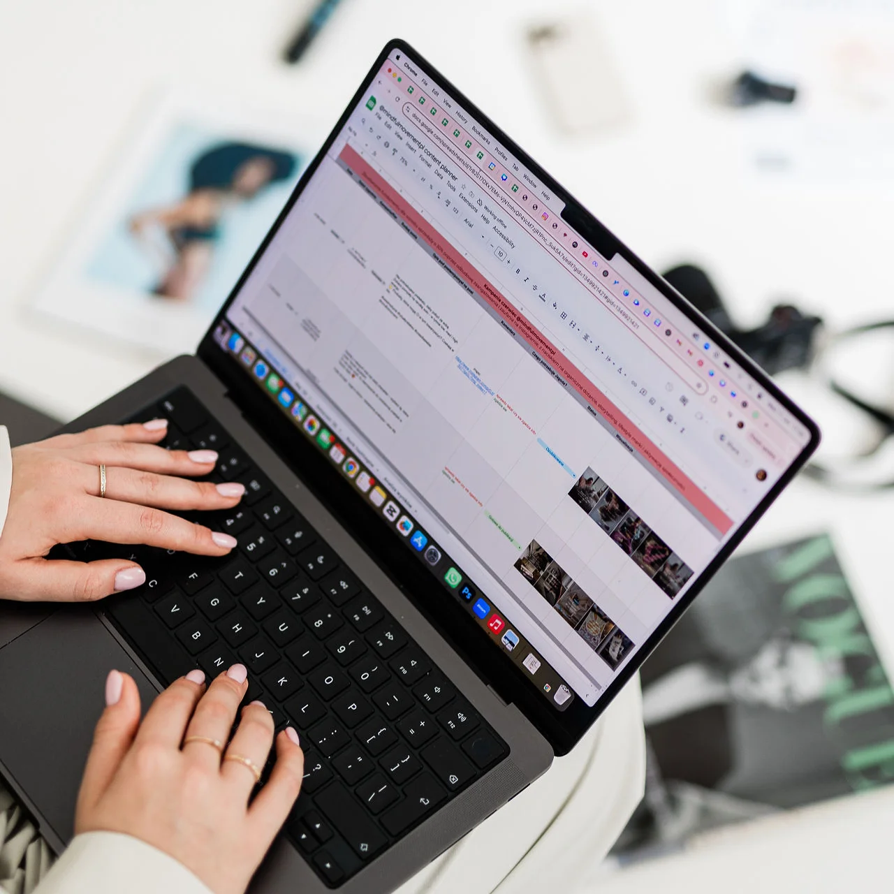 Ujęcie z góry laptopa, na którym wyświetla się tabela EXCEL.