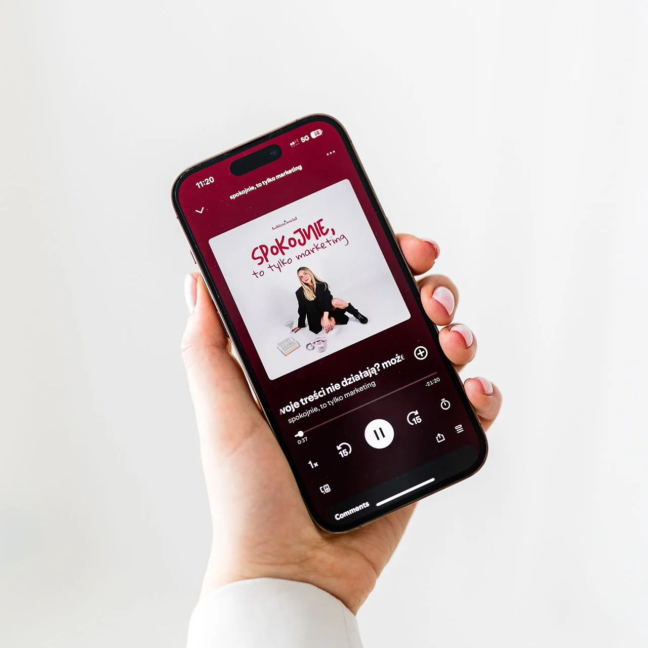 Ujęcie telefonu trzymanego w dłoni.